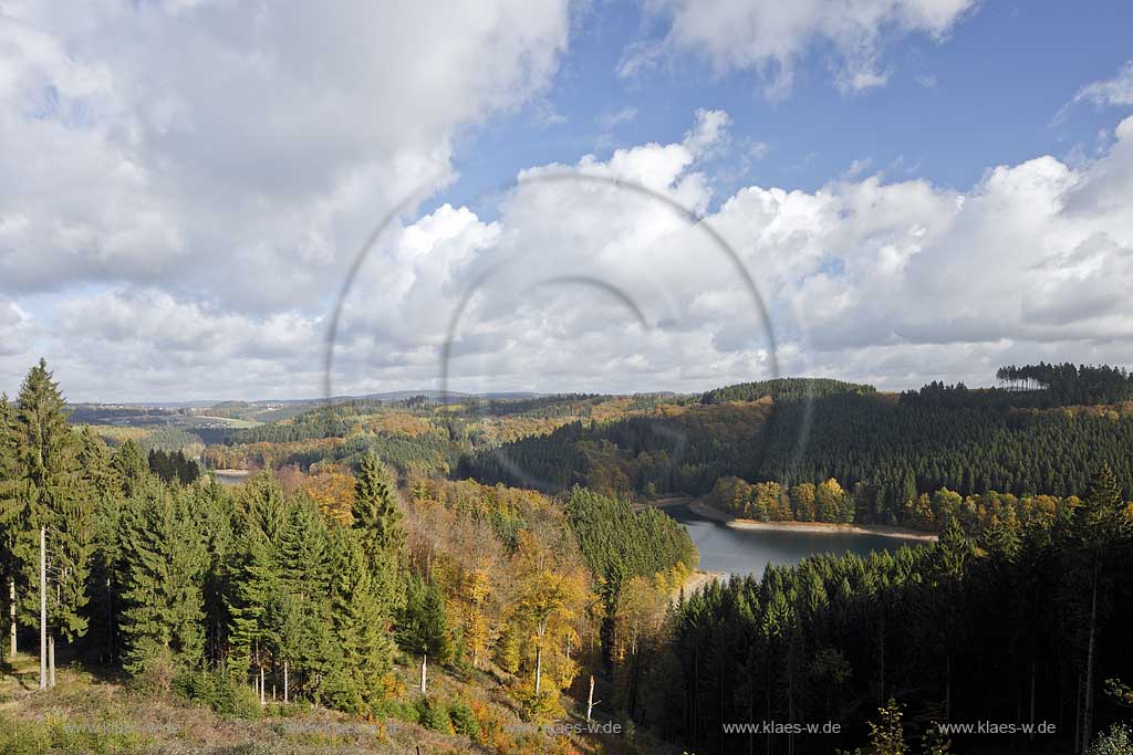 Unnenberg bei marienheide, Blick ueber die Genkel Talsperre mit Berglandschaft ins benachbarte Maerkische Sauerland, Herbstlandschaft mit Wolkenstimmung; Unnenberg near Marienheide, view over Genkel barrage in autumn landscape with atmospheric clouds