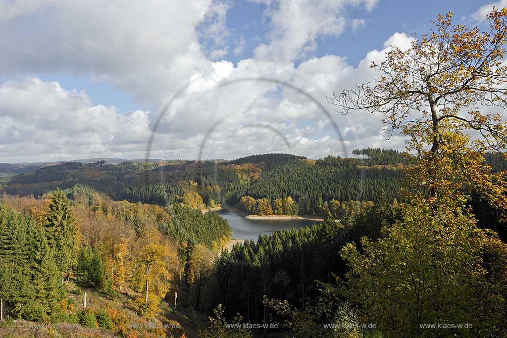 Unnenberg bei marienheide, Blick ueber die Genkel Talsperre mit Berglandschaft ins benachbarte Maerkische Sauerland, Herbstlandschaft mit Wolkenstimmung; Unnenberg near Marienheide, view over Genkel barrage in autumn landscape with atmospheric clouds