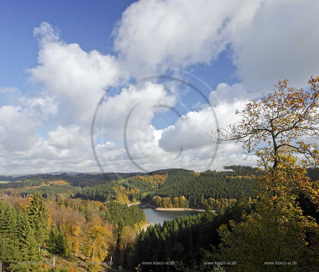 Unnenberg bei marienheide, Blick ueber die Genkel Talsperre mit Berglandschaft ins benachbarte Maerkische Sauerland, Herbstlandschaft mit Wolkenstimmung; Unnenberg near Marienheide, view over Genkel barrage in autumn landscape with atmospheric clouds