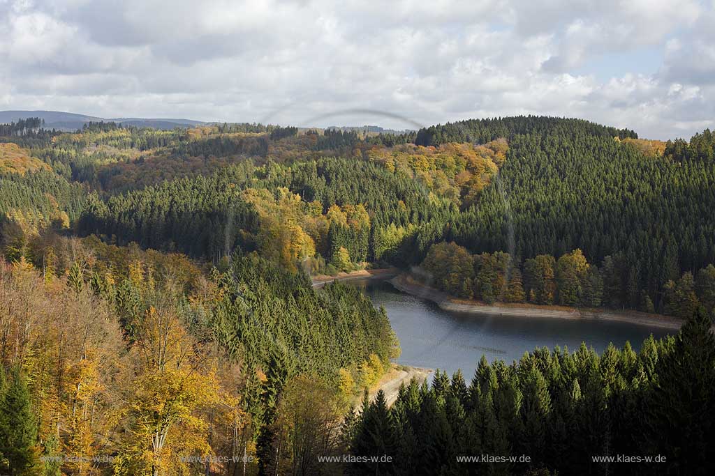 Unnenberg bei marienheide, Blick ueber die Genkel Talsperre mit Berglandschaft ins benachbarte Maerkische Sauerland, Herbstlandschaft mit Wolkenstimmung; Unnenberg near Marienheide, view over Genkel barrage in autumn landscape with atmospheric clouds