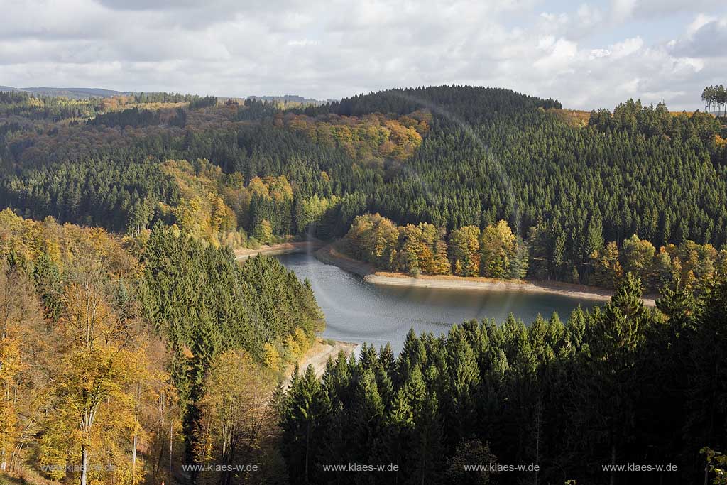 Unnenberg bei marienheide, Blick ueber die Genkel Talsperre mit Berglandschaft ins benachbarte Maerkische Sauerland, Herbstlandschaft mit Wolkenstimmung; Unnenberg near Marienheide, view over Genkel barrage in autumn landscape with atmospheric clouds