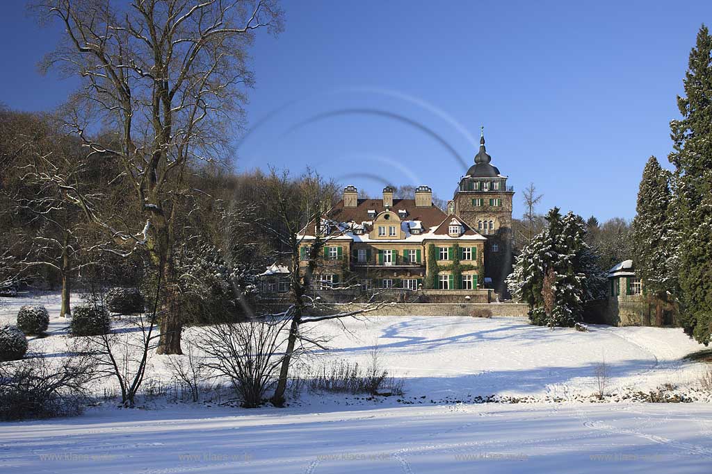 Bergisch Gladbach Schloss Lerbach hier in verschneiter Winterlandschaft wurde im Mai 1384 erstmals urkundlich erwhnt, als es in den Besitz von Ritter Johann von Hoenen berging. Im Jahr 1900 wurde die urspruengliche Wasserburg abgerissen. Auf dem Grundstck lie Richard Zanders fr sich und seine Frau Anna von Siemens von Ludwig Bopp nach Plnen von Gabriel von Seidl ein Schloss im englischen Landhausstil erbauen. Seitdem war Schloss Lerbach Familiensitz der Familien Siemens und Zanders. Zwischen 1961 und 1987 war das Schloss unter dem Namen Europische Akademie Lerbach der Sitz des Gustav-Stresemann-Instituts. Seit 1988 diente es unter anderem als Kulisse fr die deutsche Fernsehserie Forstinspektor Buchholz. Seit 1992 wird das Schloss nach aufwndigen Sanierungsarbeiten als Hotel genutzt. Das dort beheimatete Gourmet-Restaurant Dieter Mller unter der Leitung des Spitzenkochs Nils Henkel zhlt zu den hchstausgezeichneten Restaurants Deutschlands. Es wird betrieben von Althoff Hotels & Residences. Lerbach castle here in snow-vovered landscape in one of the most famous first class restaurents and hotels of Germany