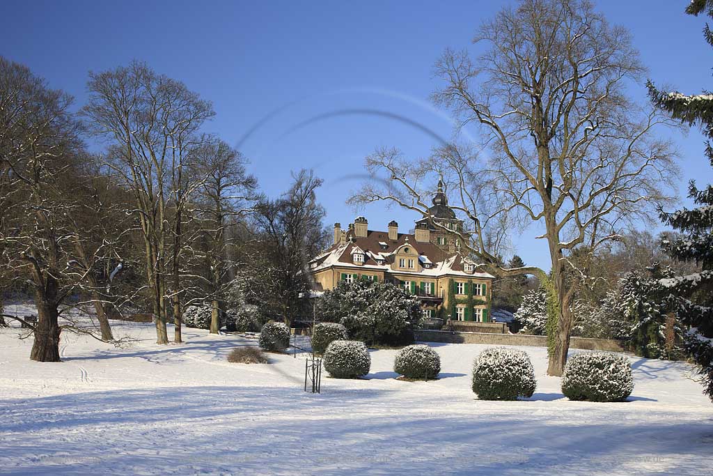 Bergisch Gladbach Schloss Lerbach hier in verschneiter Winterlandschaft wurde im Mai 1384 erstmals urkundlich erwhnt, als es in den Besitz von Ritter Johann von Hoenen berging. Im Jahr 1900 wurde die urspruengliche Wasserburg abgerissen. Auf dem Grundstck lie Richard Zanders fr sich und seine Frau Anna von Siemens von Ludwig Bopp nach Plnen von Gabriel von Seidl ein Schloss im englischen Landhausstil erbauen. Seitdem war Schloss Lerbach Familiensitz der Familien Siemens und Zanders. Zwischen 1961 und 1987 war das Schloss unter dem Namen Europische Akademie Lerbach der Sitz des Gustav-Stresemann-Instituts. Seit 1988 diente es unter anderem als Kulisse fr die deutsche Fernsehserie Forstinspektor Buchholz. Seit 1992 wird das Schloss nach aufwndigen Sanierungsarbeiten als Hotel genutzt. Das dort beheimatete Gourmet-Restaurant Dieter Mller unter der Leitung des Spitzenkochs Nils Henkel zhlt zu den hchstausgezeichneten Restaurants Deutschlands. Es wird betrieben von Althoff Hotels & Residences. Lerbach castle here in snow-vovered landscape in one of the most famous first class restaurents and hotels of Germany