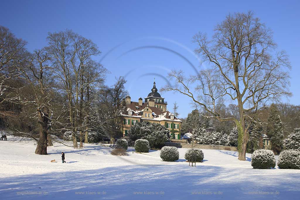 Bergisch Gladbach Schloss Lerbach hier in verschneiter Winterlandschaft wurde im Mai 1384 erstmals urkundlich erwhnt, als es in den Besitz von Ritter Johann von Hoenen berging. Im Jahr 1900 wurde die urspruengliche Wasserburg abgerissen. Auf dem Grundstck lie Richard Zanders fr sich und seine Frau Anna von Siemens von Ludwig Bopp nach Plnen von Gabriel von Seidl ein Schloss im englischen Landhausstil erbauen. Seitdem war Schloss Lerbach Familiensitz der Familien Siemens und Zanders. Zwischen 1961 und 1987 war das Schloss unter dem Namen Europische Akademie Lerbach der Sitz des Gustav-Stresemann-Instituts. Seit 1988 diente es unter anderem als Kulisse fr die deutsche Fernsehserie Forstinspektor Buchholz. Seit 1992 wird das Schloss nach aufwndigen Sanierungsarbeiten als Hotel genutzt. Das dort beheimatete Gourmet-Restaurant Dieter Mller unter der Leitung des Spitzenkochs Nils Henkel zhlt zu den hchstausgezeichneten Restaurants Deutschlands. Es wird betrieben von Althoff Hotels & Residences. Lerbach castle here in snow-vovered landscape in one of the most famous first class restaurents and hotels of Germany