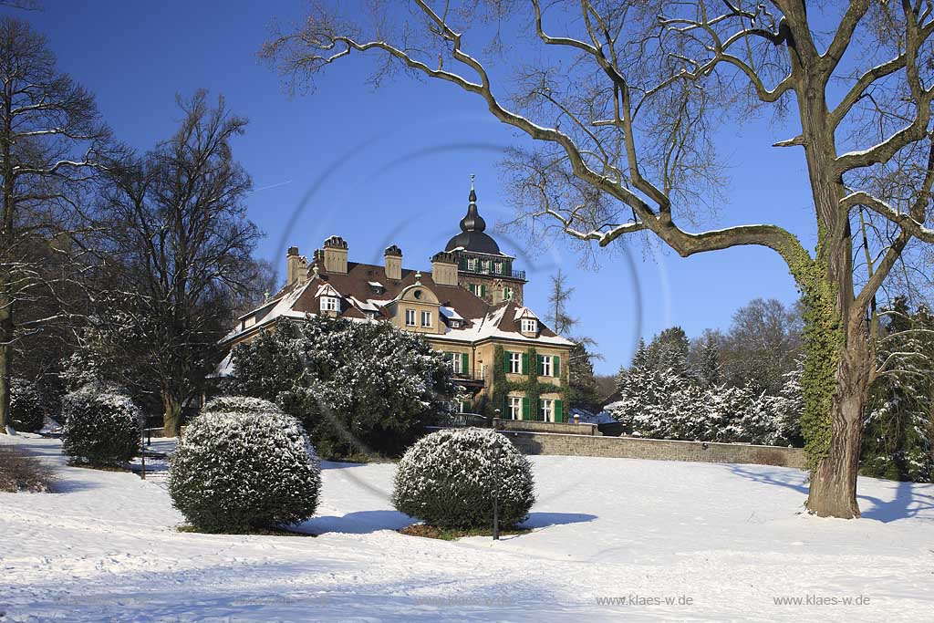 Bergisch Gladbach Schloss Lerbach hier in verschneiter Winterlandschaft wurde im Mai 1384 erstmals urkundlich erwhnt, als es in den Besitz von Ritter Johann von Hoenen berging. Im Jahr 1900 wurde die urspruengliche Wasserburg abgerissen. Auf dem Grundstck lie Richard Zanders fr sich und seine Frau Anna von Siemens von Ludwig Bopp nach Plnen von Gabriel von Seidl ein Schloss im englischen Landhausstil erbauen. Seitdem war Schloss Lerbach Familiensitz der Familien Siemens und Zanders. Zwischen 1961 und 1987 war das Schloss unter dem Namen Europische Akademie Lerbach der Sitz des Gustav-Stresemann-Instituts. Seit 1988 diente es unter anderem als Kulisse fr die deutsche Fernsehserie Forstinspektor Buchholz. Seit 1992 wird das Schloss nach aufwndigen Sanierungsarbeiten als Hotel genutzt. Das dort beheimatete Gourmet-Restaurant Dieter Mller unter der Leitung des Spitzenkochs Nils Henkel zhlt zu den hchstausgezeichneten Restaurants Deutschlands. Es wird betrieben von Althoff Hotels & Residences. Lerbach castle here in snow-vovered landscape in one of the most famous first class restaurents and hotels of Germany