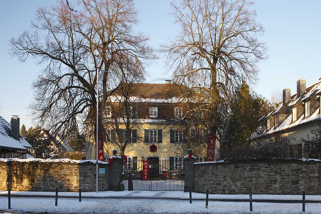 Hennef der Lindenhof im warmen abendlichen Licht der tief stehenden Sonne im Schnee ; View to the Lindenhof  in warm evening sunlight in snow