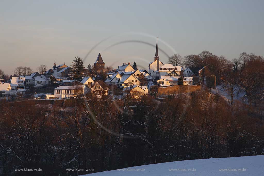 Hennef Stadt Blankenberg Blick auf den Ort angstrahlt im warmen Abendlicht der untergehenden Sonne. A view to the village in warm evening sunlight.