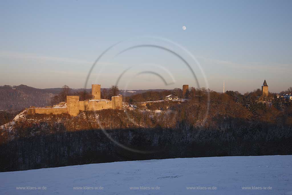 Hennef Stadt Blankenberg Blick auf die Ruine angstrahlt im warmen Abendlicht der untergehenden Sonne. A view to the casle ruin in warm evening sunlight.