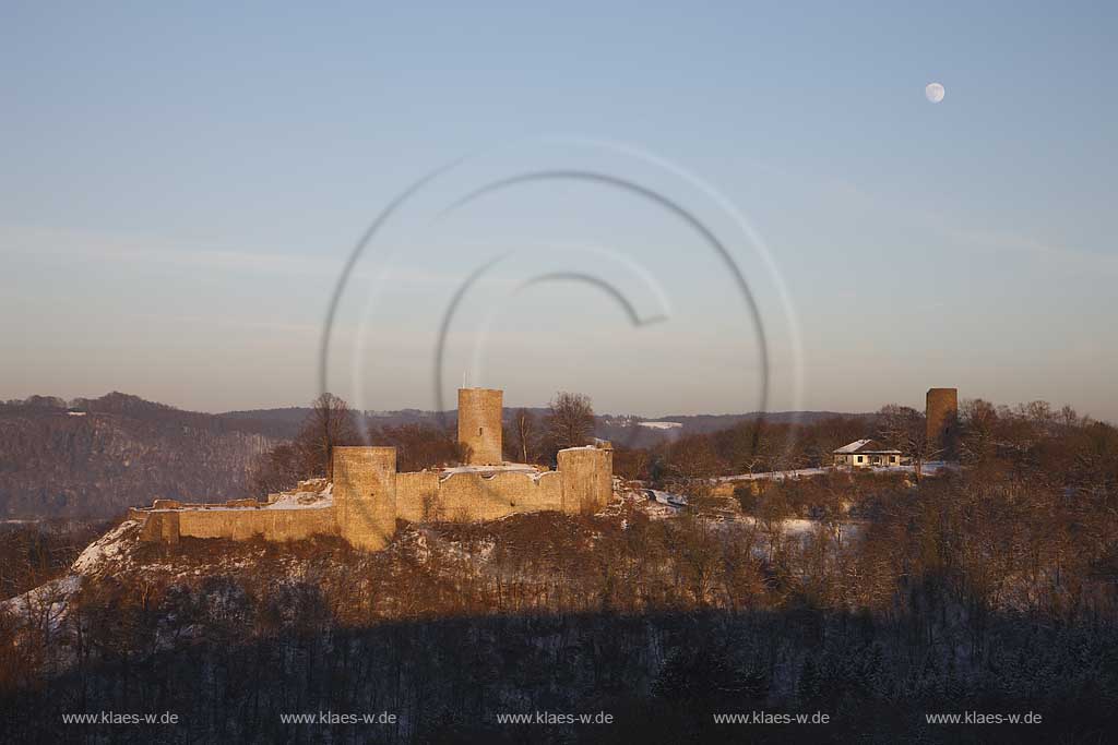 Hennef Stadt Blankenberg Blick auf die Ruine angstrahlt im warmen Abendlicht der untergehenden Sonne. A view to the casle ruin in warm evening sunlight.