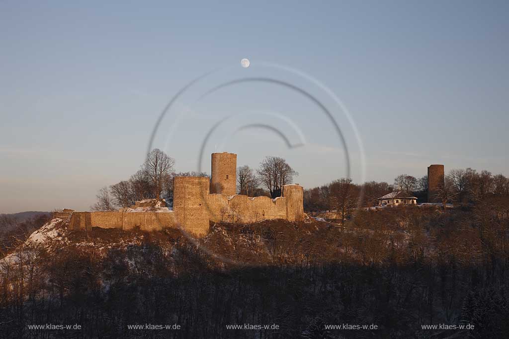 Hennef Stadt Blankenberg Blick auf die Ruine angstrahlt im warmen Abendlicht der untergehenden Sonne. A view to the casle ruin in warm evening sunlight.