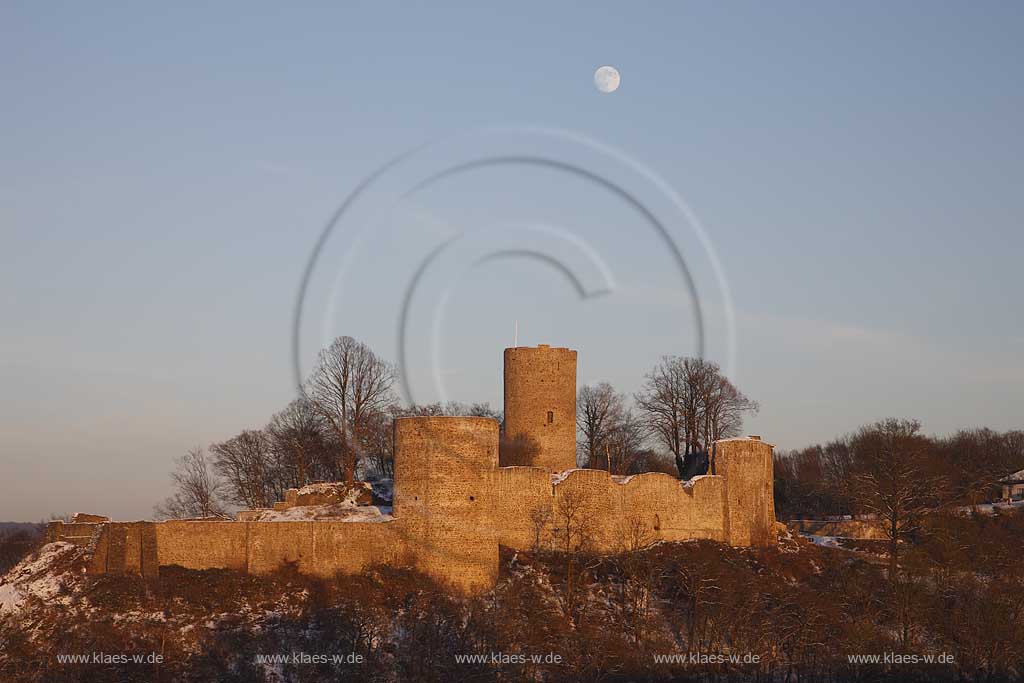 Hennef Stadt Blankenberg Blick auf die Ruine angstrahlt im warmen Abendlicht der untergehenden Sonne. A view to the casle ruin in warm evening sunlight.