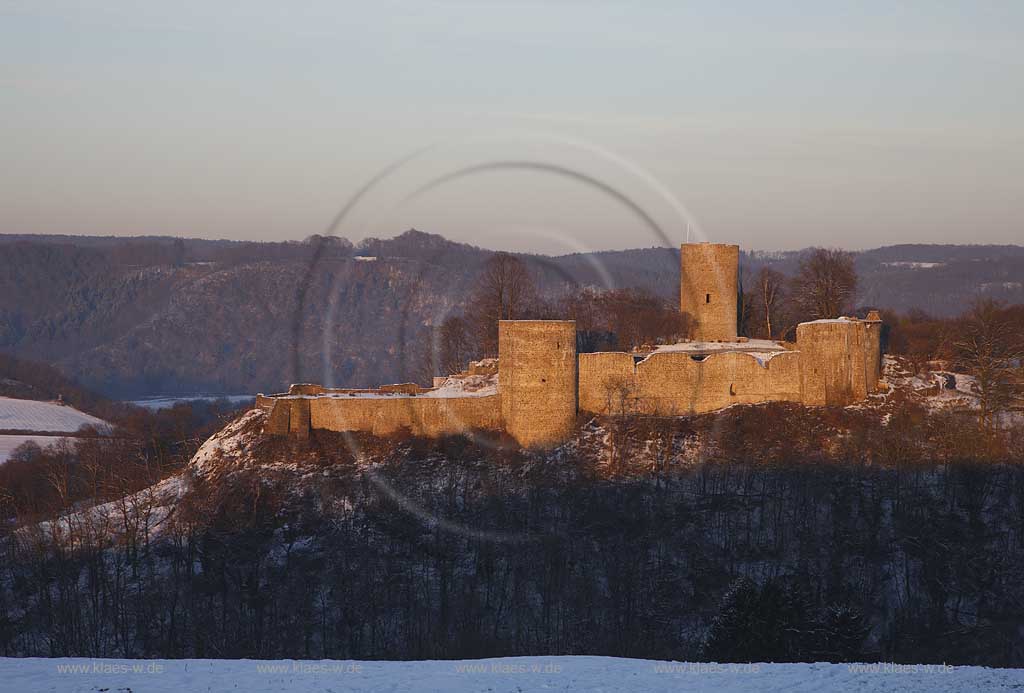 Hennef Stadt Blankenberg Blick auf die Ruine angstrahlt im warmen Abendlicht der untergehenden Sonne. A view to the casle ruin in warm evening sunlight.