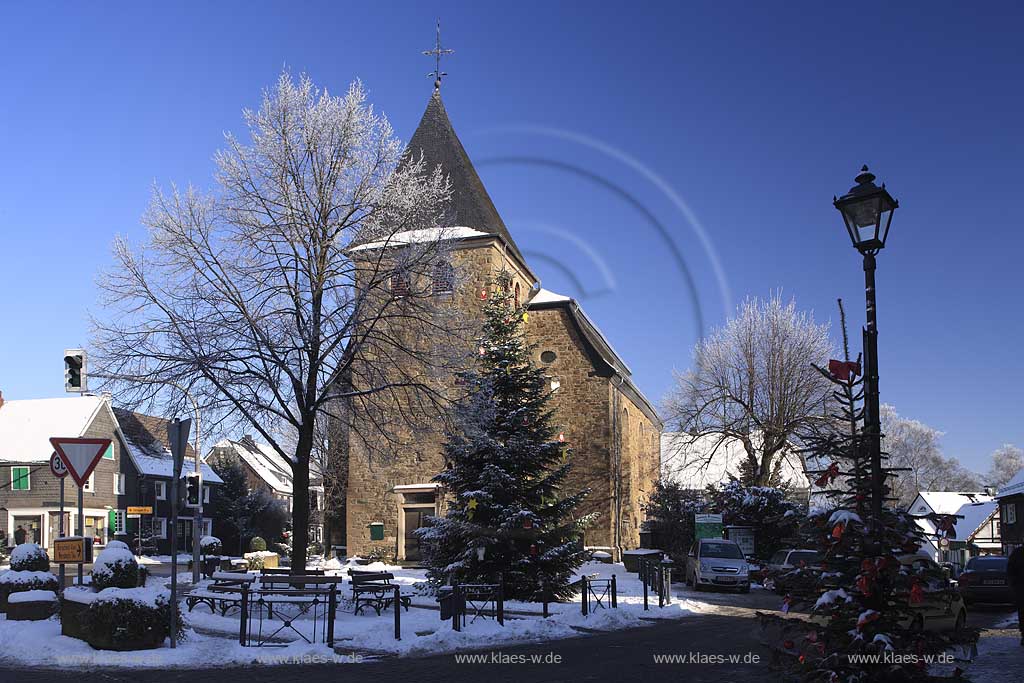 Leichlingen Witzhelden evangelische Pfarrkiche im Schnee mit geschmuecktem Weihnachtsbaum Tanne weihnachtlich; Portestantical chuch in Witzhelden at christmastime with christmastree in snow.