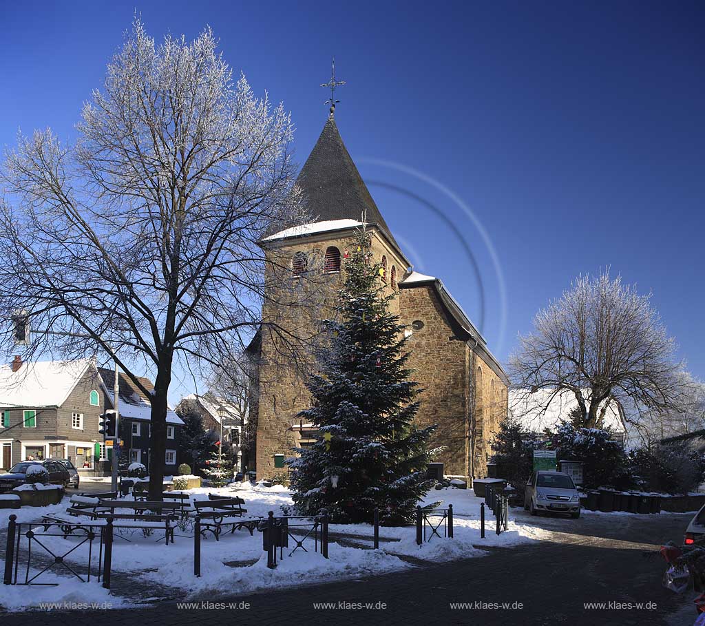 Leichlingen Witzhelden evangelische Pfarrkiche im Schnee mit geschmuecktem Weihnachtsbaum Tanne weihnachtlich; Portestantical chuch in Witzhelden at christmastime with christmastree in snow.