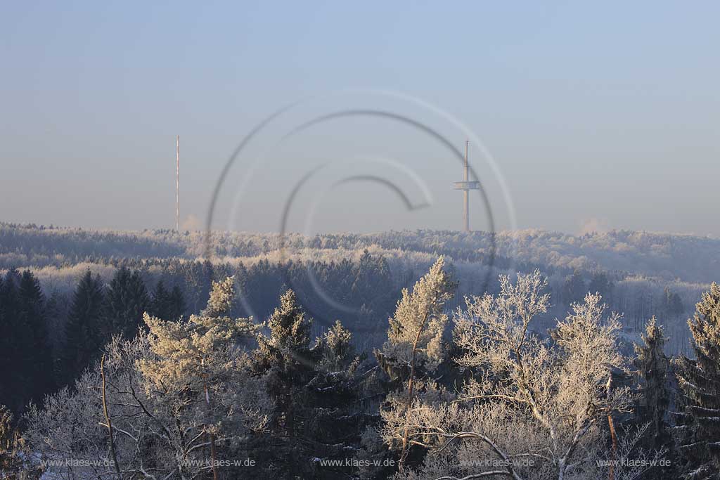 Bick ueber eine verschneite Raureif Winterlandschaft bei Solingen Burg mit dem 229 meter hohen Fernseh Sendemast bzw. dem 134 meter hohen Stahlbeton Fernmeldeturm bei Leichlingen-Witzhelten im Hintergrund; View over hoerfost snow-covered winter landscape near Solingen-Burg to the television antenna towers of Leichlingen-Witzhelden. 