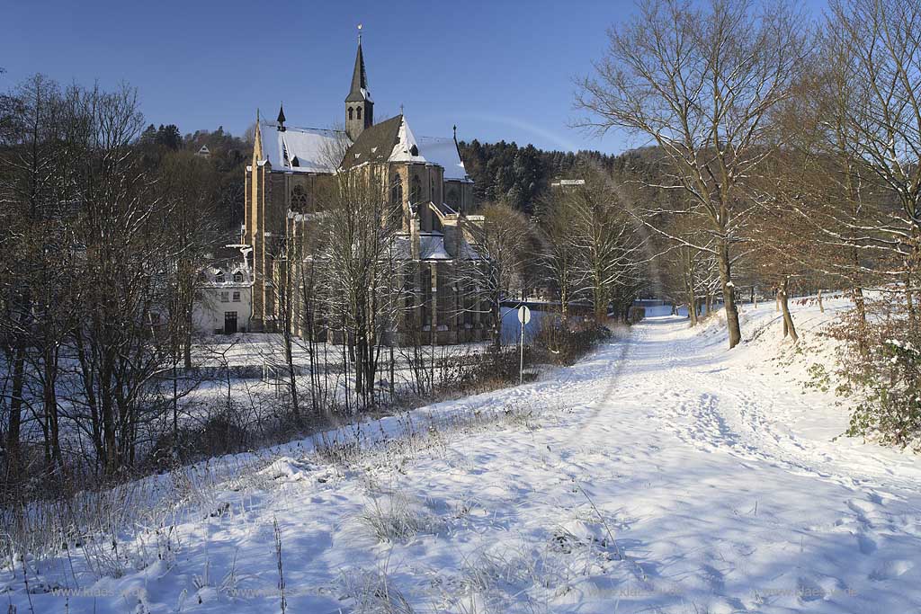 Odenthal Altenberg der Altenberger dom in verschneiter Winterlandschaft. Altenberg cathrdral in snow-covered landscape