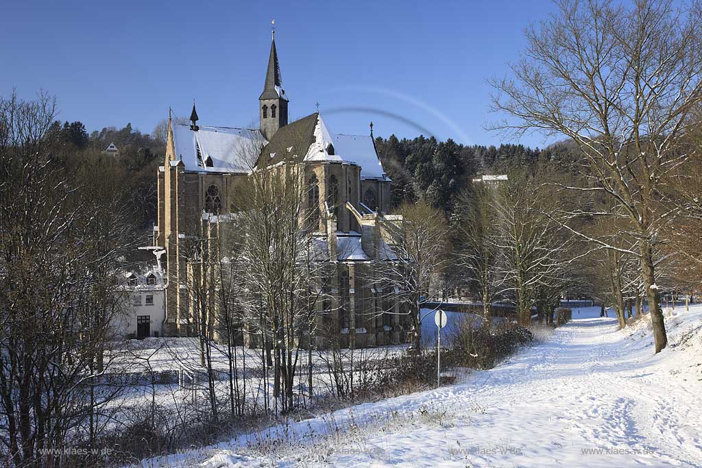 Odenthal Altenberg der Altenberger dom in verschneiter Winterlandschaft. Altenberg cathrdral in snow-covered landscape