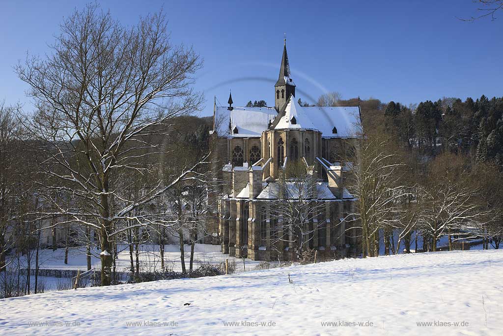 Odenthal Altenberg der Altenberger dom in verschneiter Winterlandschaft. Altenberg cathrdral in snow-covered landscape