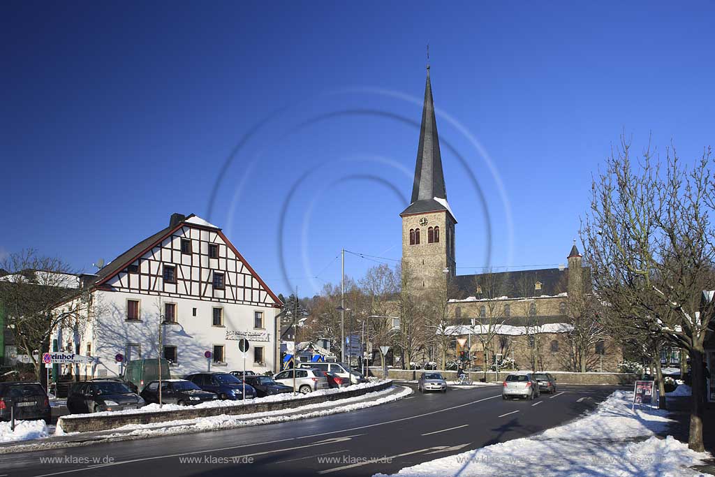 Overath Sankt Walburga Pfarrkiche mit Fachwerkhaus; St. Walburga chuch with half-timbered house