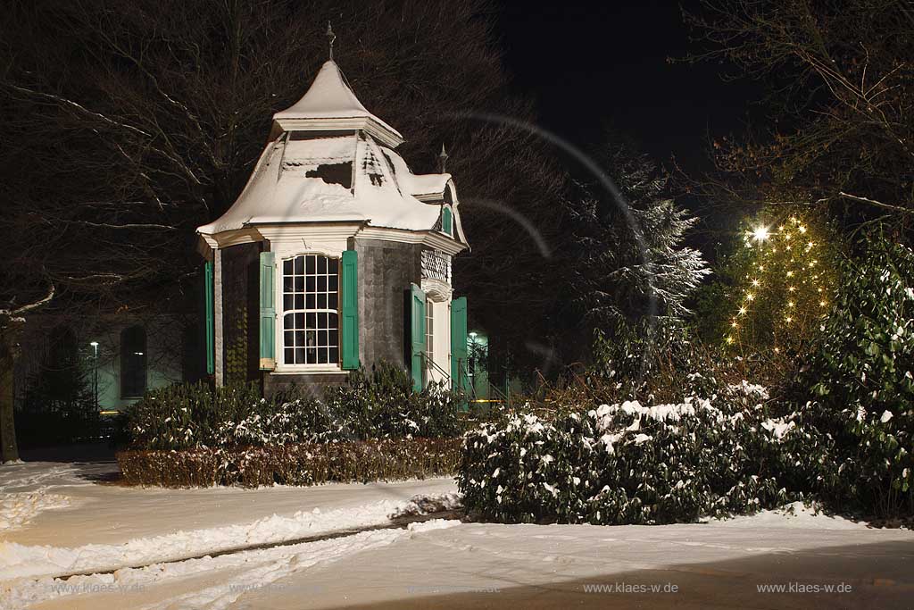 Radevormwald Rokoko Schiefer- Gartenhuschen aus dem Jahre 1772 bei Nacht fotografiert mit Weihnachtsbaum, weihnachtlich, beleuchtet. Historical Rokoko gardenhouse from shale in night image with christmas tree and snow