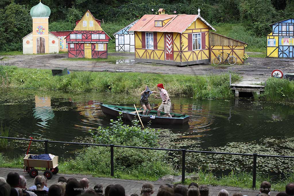 Blick auf Spielszene des Stck, Stueck der Raeuber, Ruber Hotzenplotz auf der Freilichtbhne, Freilichtbuehne in Ratingen am Blauen See