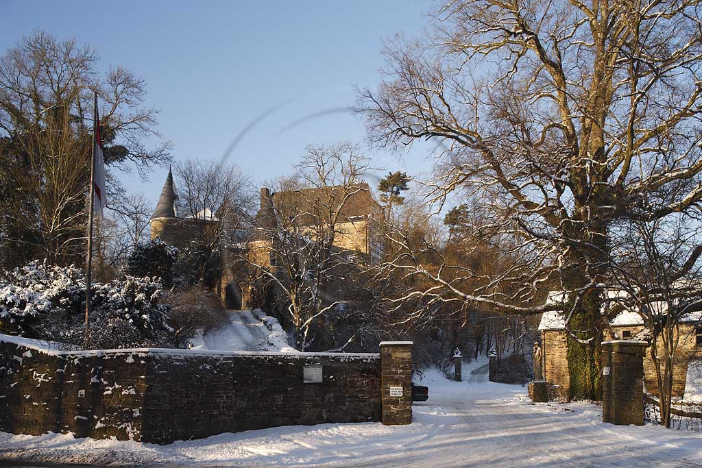 Burg Herrnstein im Brltal bei Ruppichteroth Winterscheid in verschneiter Landschaft; Herrnstein castle in the Broel valley in snowy winter landscape