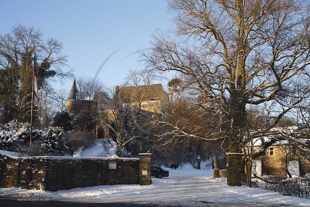 Burg Herrnstein im Brltal bei Ruppichteroth Winterscheid in verschneiter Landschaft; Herrnstein castle in the Broel valley in snowy winter landscape