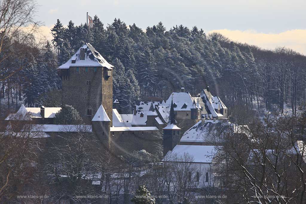 Solingen-Burg Blick auf Schloss Burg in leicht verschneiter Winterlandschaft; View to castle Burg in light snow-covered winter landscape