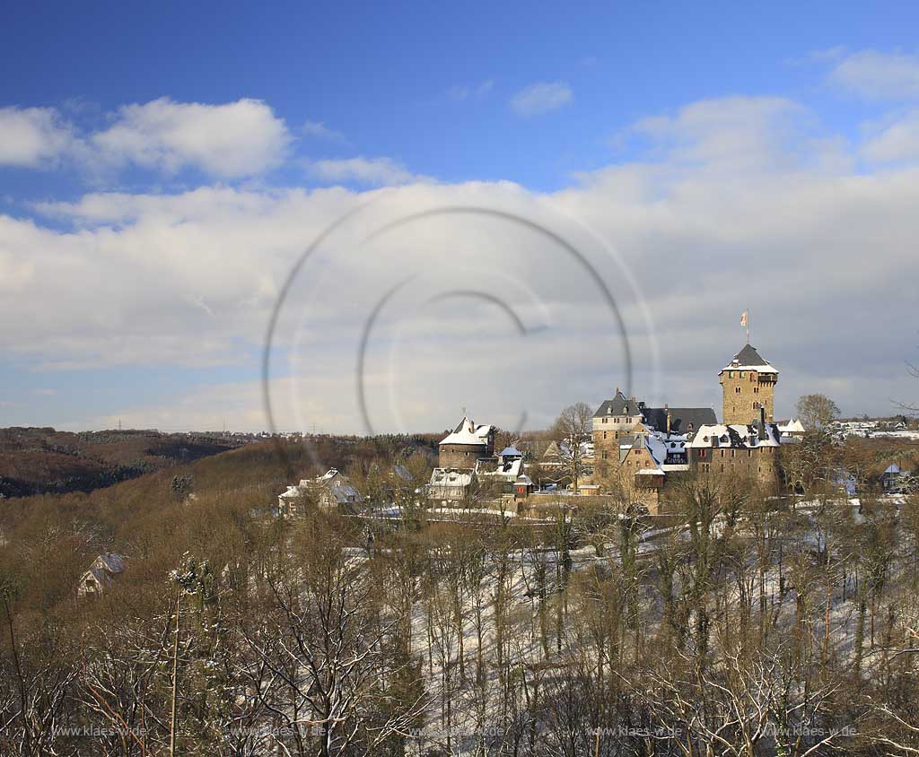 Solingen-Burg Blick auf Schloss Burg in leicht verschneiter Winterlandschaft; View to castle Burg in light snow-covered winter landscape