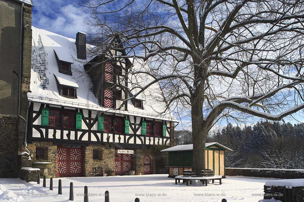 Solingen-Burg Blick auf die Kunstschmiede auf Schloss Burg in leicht verschneiter Winterlandschaft; View to the blacksmith's shop at castle Burg in light snow-covered winter landscape