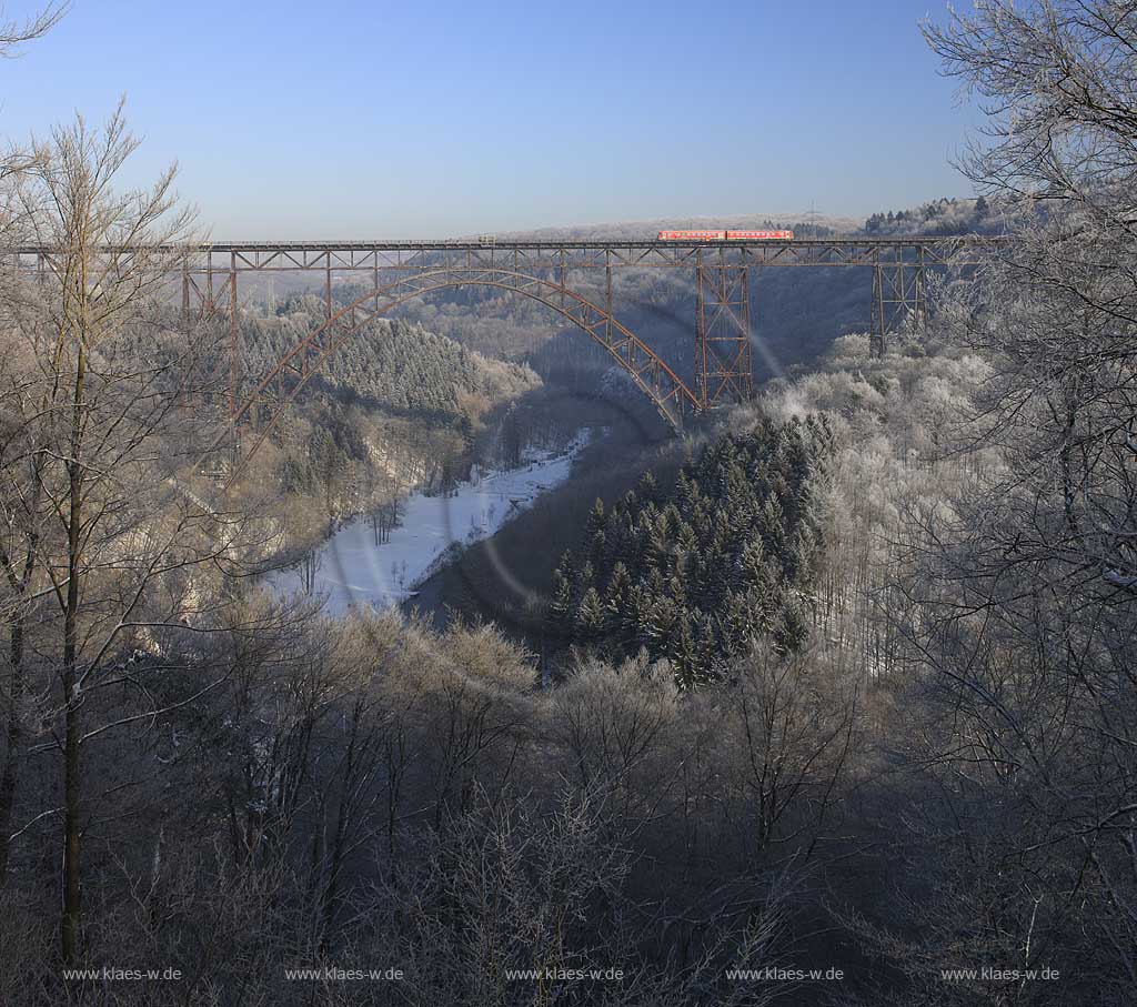 Solingen Muengsten Blick auf die Mngstener Brcke der mit 107 m hoechsten Eisenbahnbruecke Deutschlands mit fahrendem Zug einem Schienenbus der Baureihe 628 rot der Deutschen Bundesbahn in Raureif Winterlandschaft; View to the Muengsten bridge with 107 meters the highest German railway bride with a riding railbus in hoarfrost winter landscape