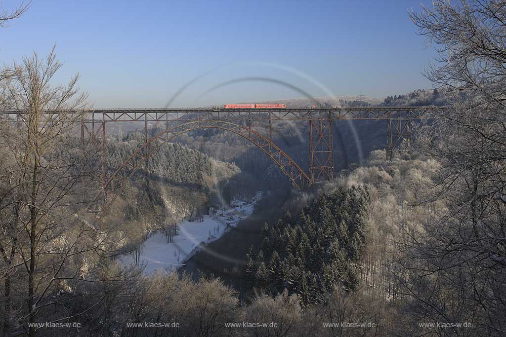 Solingen Muengsten Blick auf die Mngstener Brcke der mit 107 m hoechsten Eisenbahnbruecke Deutschlands mit fahrendem Zug einem Schienenbus der Baureihe 628 rot der Deutschen Bundesbahn in Raureif Winterlandschaft; View to the Muengsten bridge with 107 meters the highest German railway bride with a riding railbus in hoarfrost winter landscape