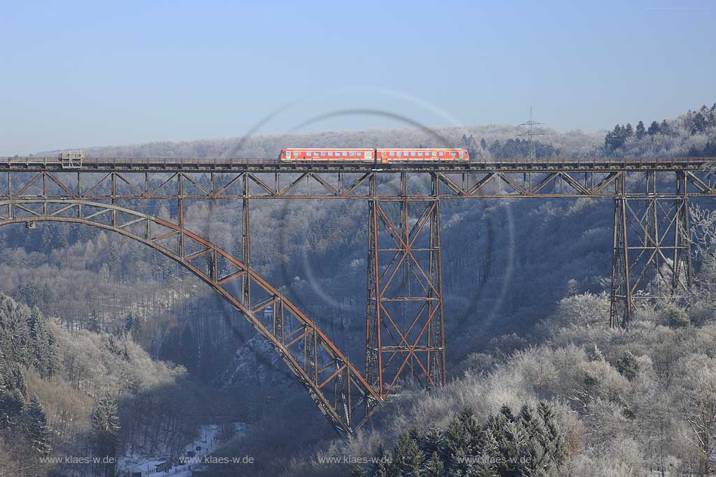 Solingen Muengsten Blick auf die Mngstener Brcke der mit 107 m hoechsten Eisenbahnbruecke Deutschlands mit fahrendem Zug einem Schienenbus der Baureihe 628 rot der Deutschen Bundesbahn in Raureif Winterlandschaft; View to the Muengsten bridge with 107 meters the highest German railway bride with a riding railbus in hoarfrost winter landscape