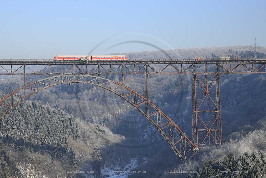 Solingen Muengsten Blick auf die Mngstener Brcke der mit 107 m hoechsten Eisenbahnbruecke Deutschlands mit fahrendem Zug einem Schienenbus der Baureihe 628 rot der Deutschen Bundesbahn in Raureif Winterlandschaft; View to the Muengsten bridge with 107 meters the highest German railway bride with a riding railbus in hoarfrost winter landscape