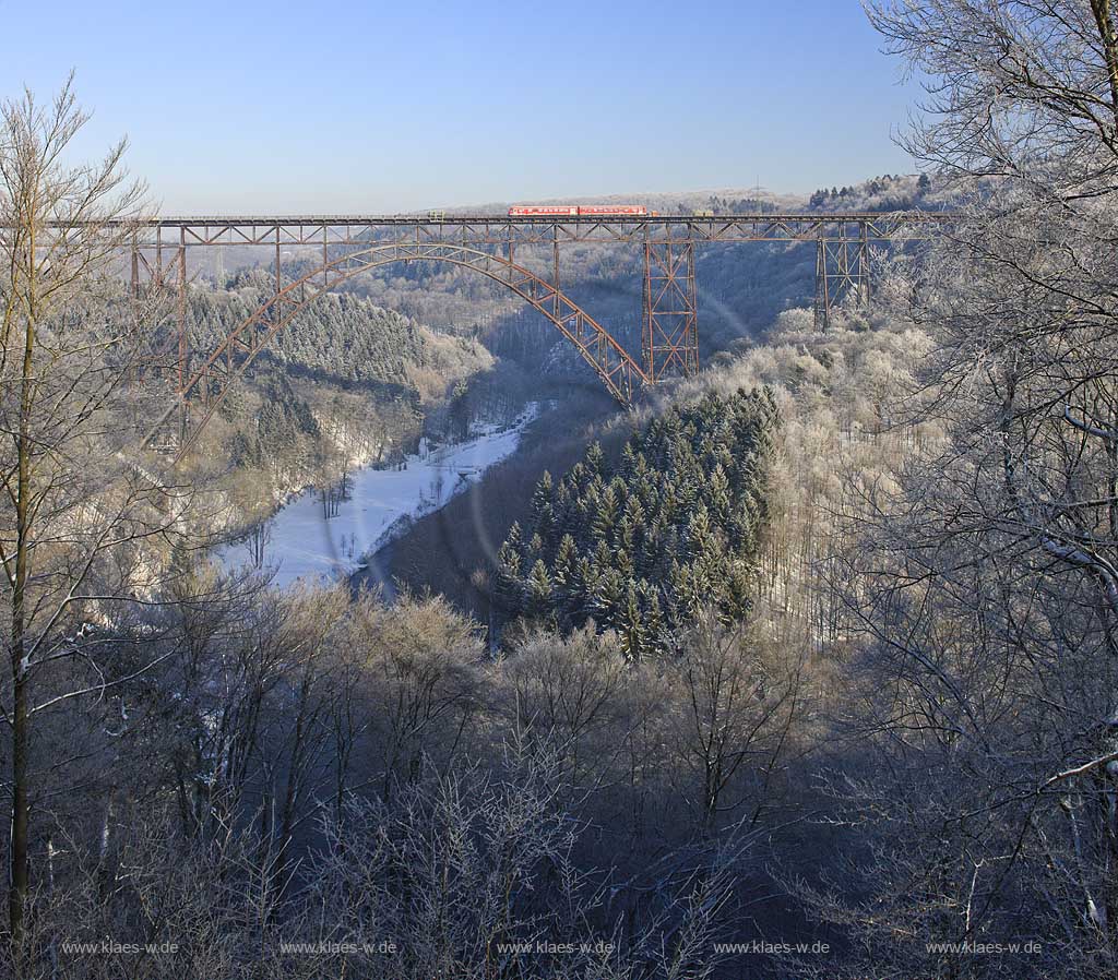 Solingen Muengsten Blick auf die Mngstener Brcke der mit 107 m hoechsten Eisenbahnbruecke Deutschlands mit fahrendem Zug einem Schienenbus der Baureihe 628 rot der Deutschen Bundesbahn in Raureif Winterlandschaft; View to the Muengsten bridge with 107 meters the highest German railway bride with a riding railbus in hoarfrost winter landscape