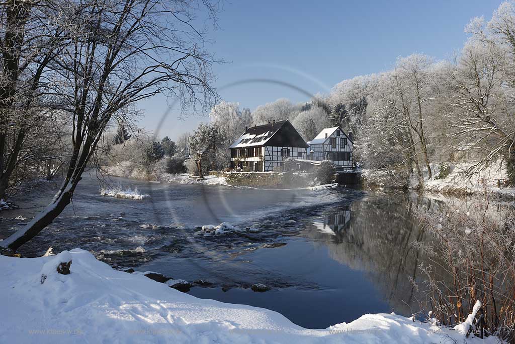 Solingen Wipperaue der Wipperkotten ein ehemaliger Doppelkotten; Schleifkotten am Flusslauf der Wupper in Raureif Winterlandschaft; Historical Wipperkotten at Wupper river in snow-covered hoarfrost landscape