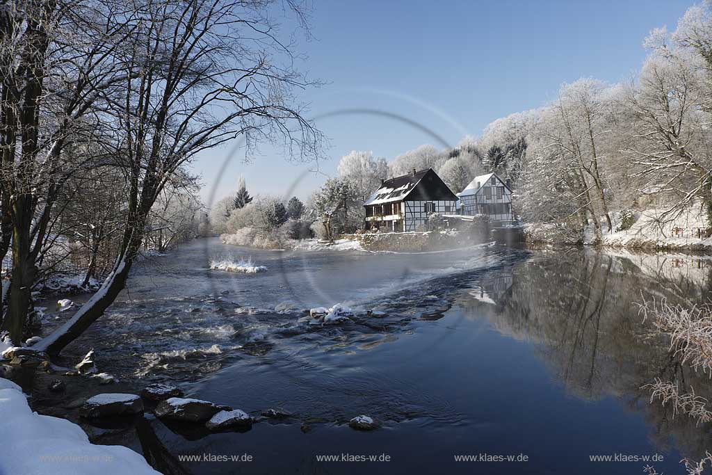 Solingen Wipperaue der Wipperkotten ein ehemaliger Doppelkotten; Schleifkotten am Flusslauf der Wupper in Raureif Winterlandschaft; Historical Wipperkotten at Wupper river in snow-covered hoarfrost landscape