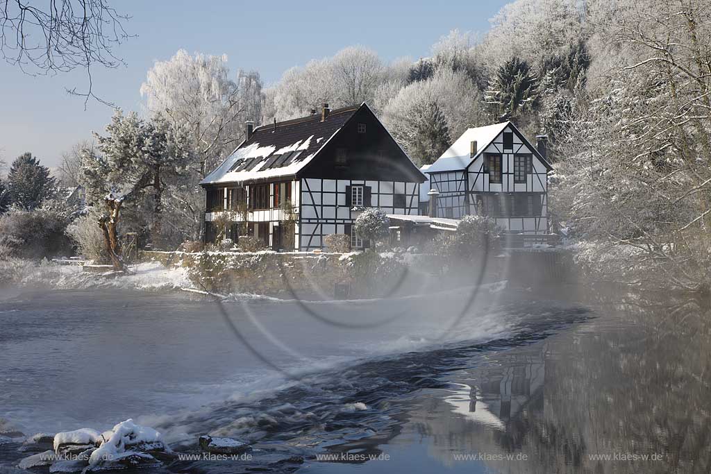 Solingen Wipperaue der Wipperkotten ein ehemaliger Doppelkotten; Schleifkotten am Flusslauf der Wupper in Raureif Winterlandschaft; Historical Wipperkotten at Wupper river in snow-covered hoarfrost landscape