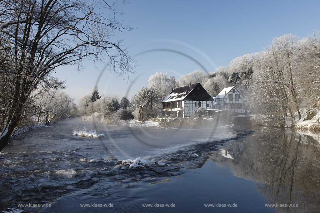 Solingen Wipperaue der Wipperkotten ein ehemaliger Doppelkotten; Schleifkotten am Flusslauf der Wupper in Raureif Winterlandschaft; Historical Wipperkotten at Wupper river in snow-covered hoarfrost landscape