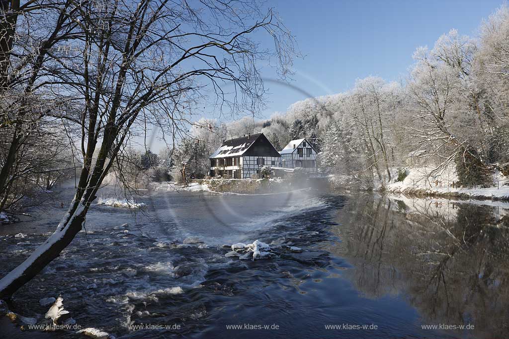 Solingen Wipperaue der Wipperkotten ein ehemaliger Doppelkotten; Schleifkotten am Flusslauf der Wupper in Raureif Winterlandschaft; Historical Wipperkotten at Wupper river in snow-covered hoarfrost landscape