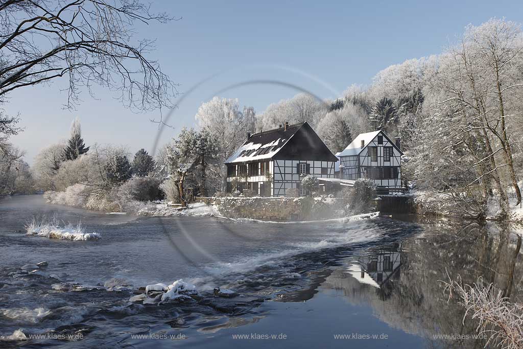 Solingen Wipperaue der Wipperkotten ein ehemaliger Doppelkotten; Schleifkotten am Flusslauf der Wupper in Raureif Winterlandschaft; Historical Wipperkotten at Wupper river in snow-covered hoarfrost landscape