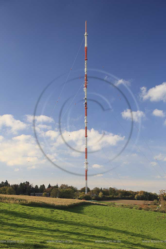 Velbert Langenberg Blick vom Hordtberg zum kleinen WDR Sendemast von 170 m Laenge auf dem Rommel