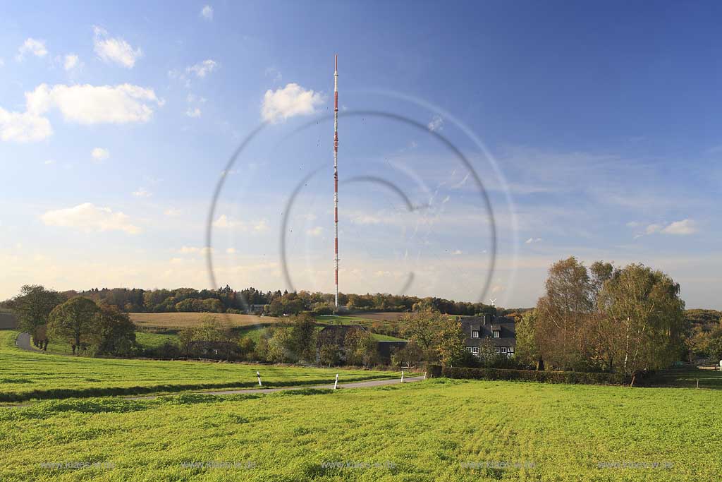 Velbert Langenberg Blick vom Hordtberg zum kleinen WDR Sendemast von 170 m Laenge auf dem Rommel