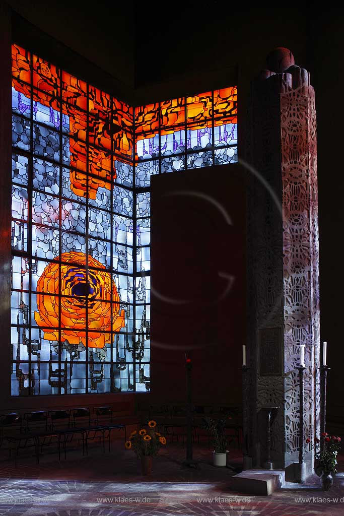 Velbert Neviges das beruehmte Rosenfenster bzw. Heilig-Geist-Fenster  der Sakramentskapelle im Mariendom auch Wallfahrtskriche " Maria Koenigin des Friedens " genannt. Der von Professor Bhm Boehm entworfene Dom zieht neben Pilgern Architekturliebhaber aus aller Welt an. Sein markanter Bau aus Beton hat ein zeltartiges Dach ber einem Innenraum, der als groer Versammlungsraum platzartig angelegt ist und von Strassenlaternen beleuchtet wird. Die hchste Spitze ist 34 Meter hoch, 5000 Kirchgnger finden Platz unter dem kantigen Dach. 