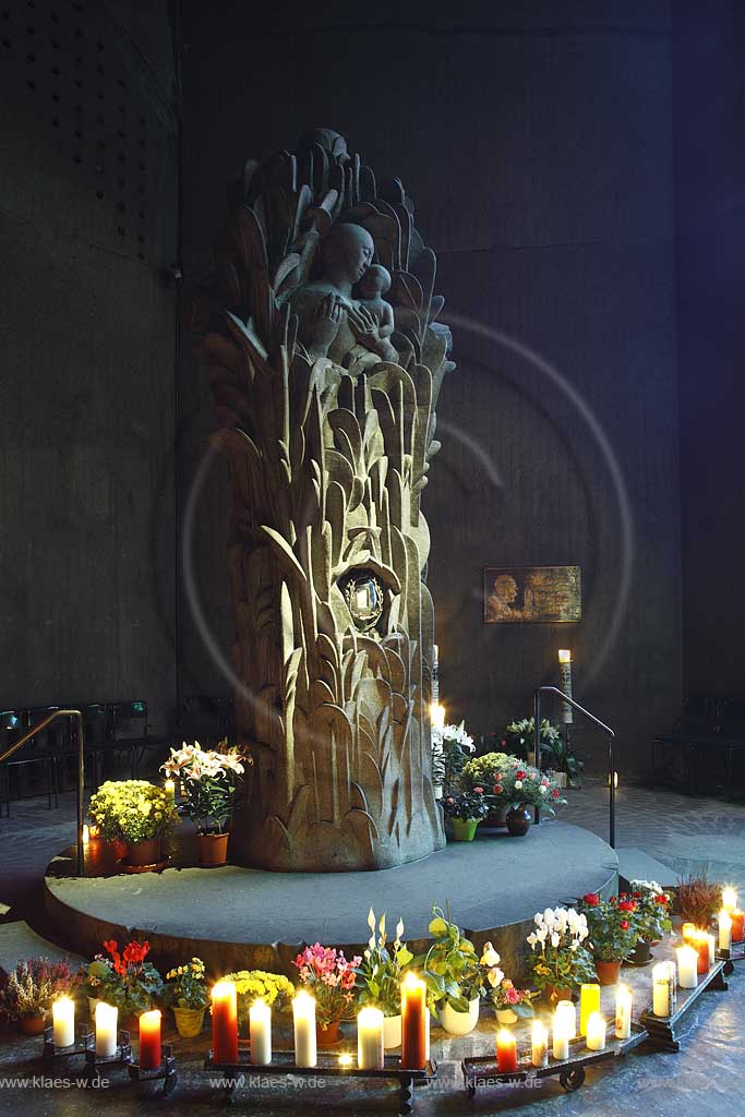 Velbert Neviges, Mariendom. Die heutige Wallfahrtskirche, die den Namen Maria, Knigin des Friedens trgt, wurde 1968 vom Architekten Gottfried Bhm konzipiert, Blick in den Innenraum mit Mariensaeule;  Velbet Neviges pilgrimage church interior view