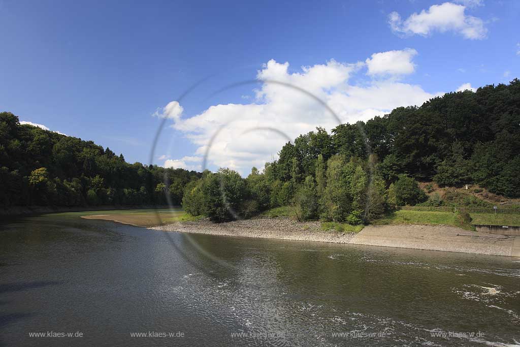 Blick auf die Wuppertalsperre mit Landschaft im Bergischem Land