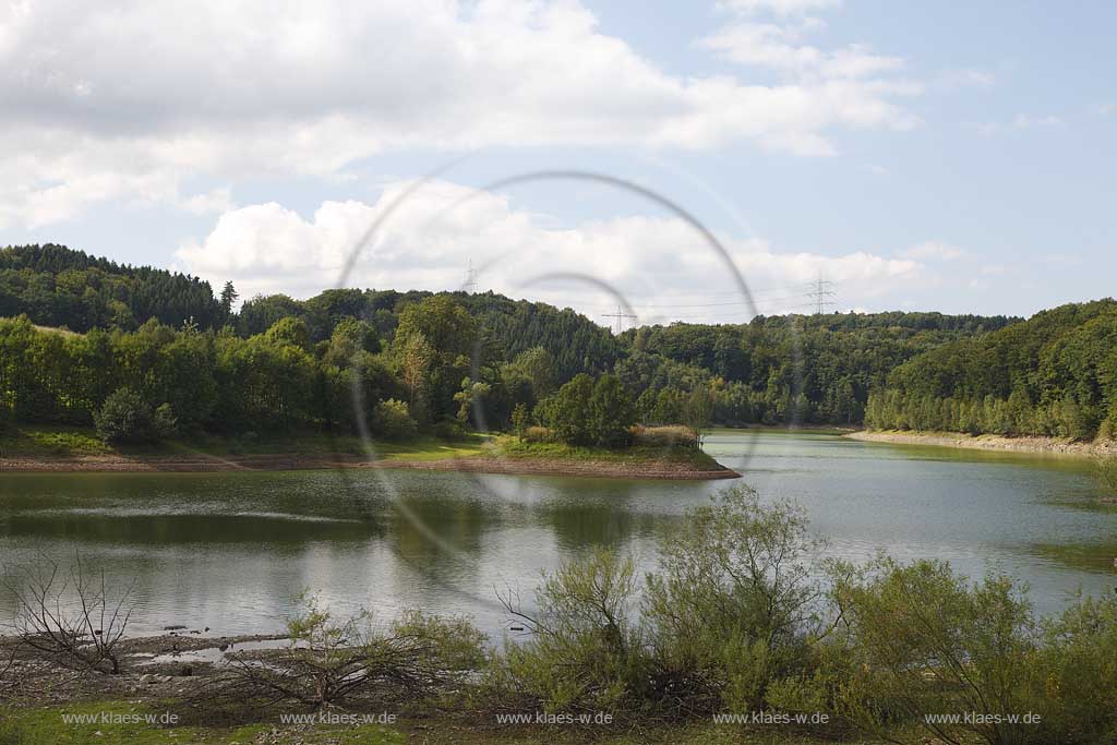 Blick auf die Wuppertalsperre mit Landschaft im Bergischem Land