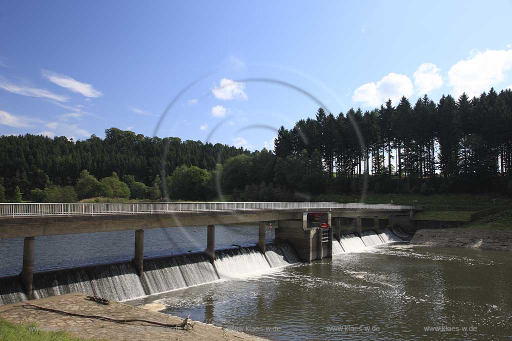 Blick auf die Wuppertalsperre mit Landschaft im Bergischem Land mit Sperrwerk