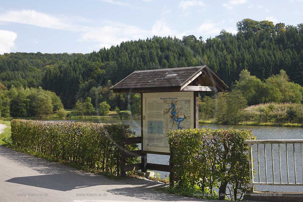 Blick auf die Wuppertalsperre mit Landschaft im Bergischem Land und Sicht auf Wanderkarte