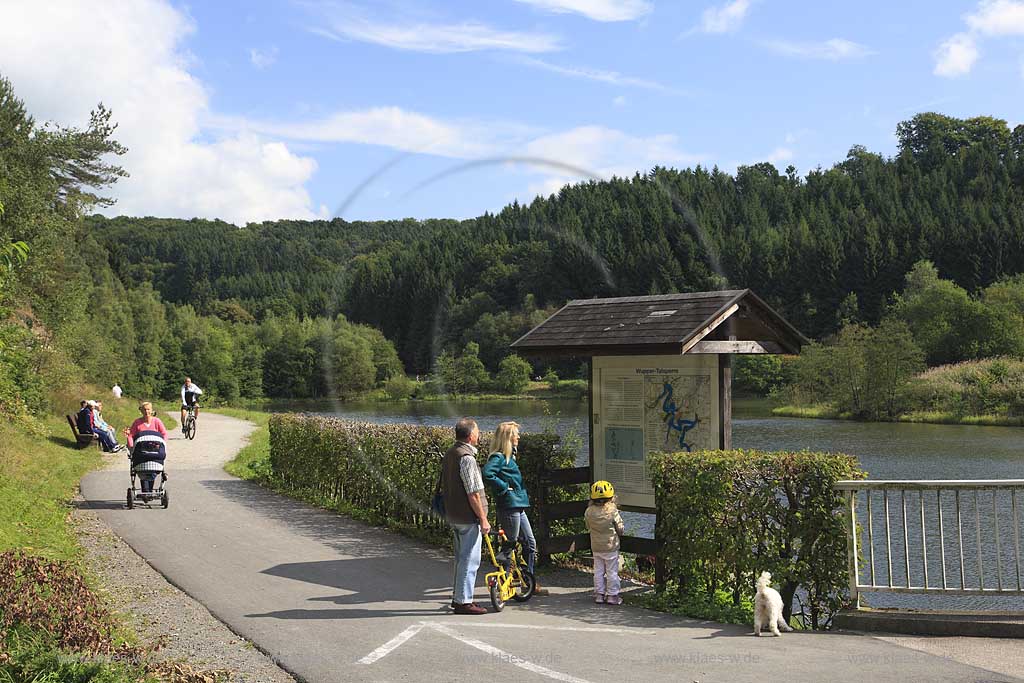 Blick auf die Wuppertalsperre mit Landschaft im Bergischem Land und Sicht auf Wanderkarte und Wanderern